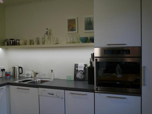 Kitchen o kitchenette sa Holiday Home Fredensvang