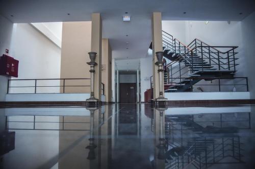 un couloir vide avec des escaliers et de l'eau dans un bâtiment dans l'établissement Hotel Apartamentos Geres Ribeiro, à Gerês