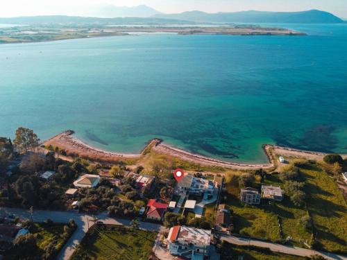 una vista aérea de la orilla de un cuerpo de agua en Villa Athina, en Preveza