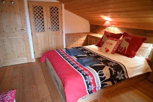 een slaapkamer met een bed in een houten hut bij Three bedroom Apartment, Samoens, Grand Massif in Samoëns