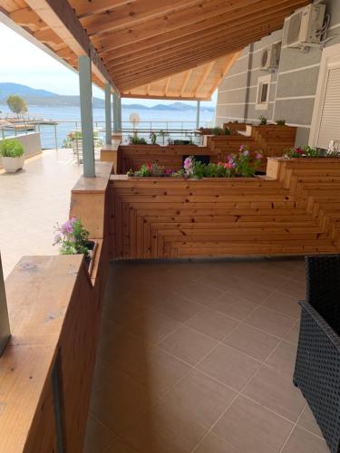 un patio con panche e fiori in legno di Zero Zero Apartments Sarande a Sarandë