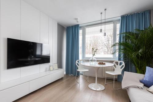 Una televisión o centro de entretenimiento en Apartament Bielany 3 min from metro with 5-meals per day diet catering, air conditioning and free parking