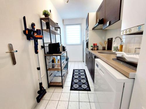 Virtuve vai virtuves zona naktsmītnē Cosy Home 2, Cergy Le Haut, 6 personnes, 3 min gare, 30 min Paris, parking privé