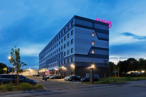 un edificio con un cartel en la parte superior en Moxy Frankfurt Airport Kelsterbach, en Kelsterbach