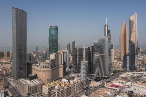 een luchtzicht op een grote stad met hoge gebouwen bij Marriott Executive Apartments Kuwait City in Koeweit