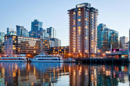 vista su una città con barche in acqua di The Westin Bayshore, Vancouver a Vancouver