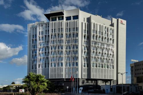 um grande edifício branco com muitas janelas em Tunis Marriott Hotel em Tunes