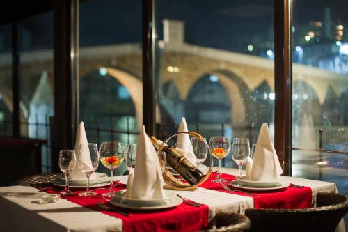 een tafel met wijnglazen en servetten erop bij Hotel Konak Konjic in Konjic