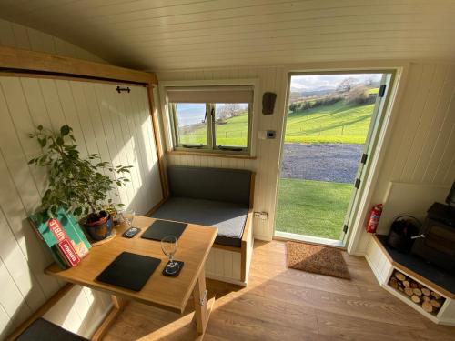 Prostor za sedenje u objektu Shepherds Hut, Conwy Valley