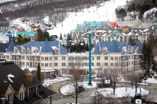 eine Gruppe von Gebäuden in einer Stadt im Schnee in der Unterkunft Residence Inn by Marriott Mont Tremblant Manoir Labelle in Mont-Tremblant