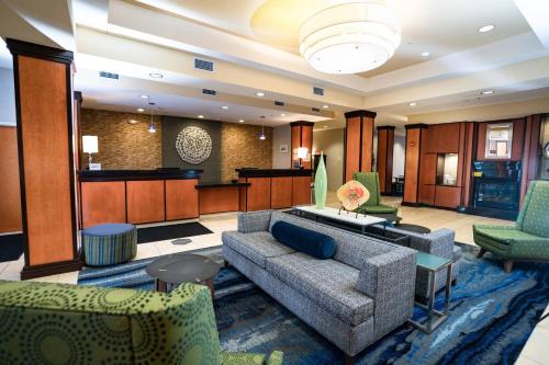 un soggiorno con divano e sedie di Fairfield Inn & Suites by Marriott Grand Island a Grand Island