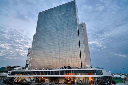 un edificio alto con molte finestre di Residence Inn by Marriott Rio de Janeiro Barra da Tijuca a Rio de Janeiro