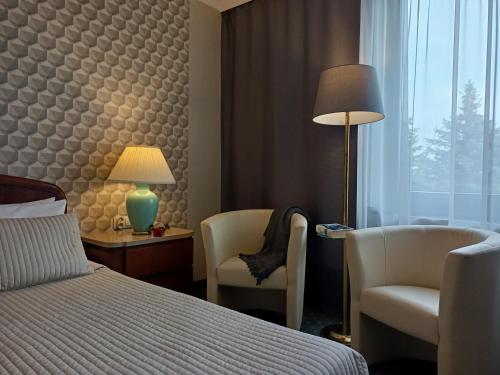 Cama ou camas em um quarto em Booking Hotel Crown Piast & Spa