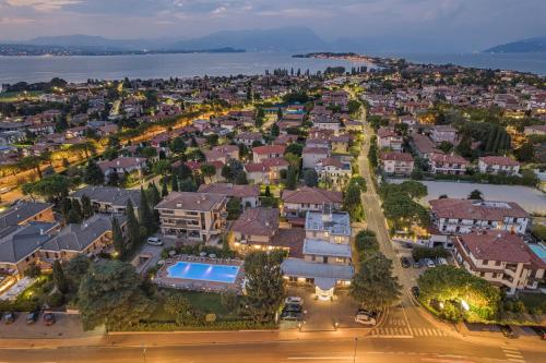 uma vista aérea de um bairro residencial com uma cidade em Hotel Gardenia Sirmione em Sirmione