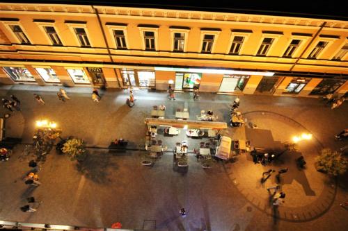 una vista aérea de un vestíbulo de un edificio en Rest House Apartman, en Nyíregyháza