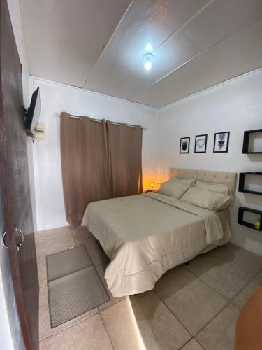 um quarto com uma cama grande num quarto em Apartamento el dos em Chuy