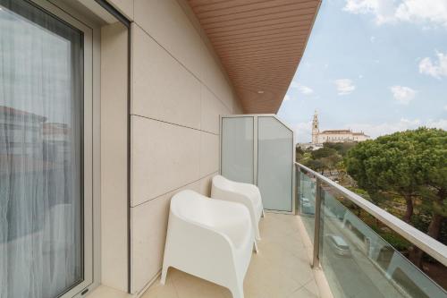 balcone con sedie bianche e vista sulla città di LUMO Apartment Fátima a Fátima