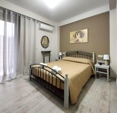 1 dormitorio con cama y ventana grande en Apartment, en Ioannina