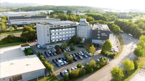 une vue aérienne sur un bâtiment avec un parking dans l'établissement Hotel Fortuna Reutlingen-Tübingen, à Reutlingen