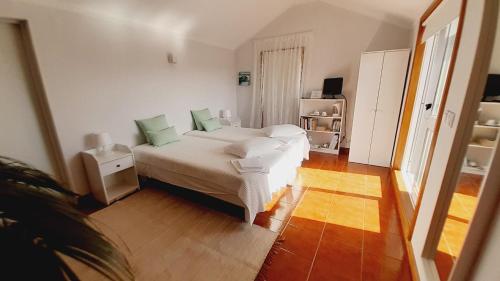 Cama ou camas em um quarto em SUN & SAND GUESTHOUSE