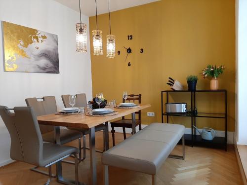 jadalnia z drewnianym stołem i krzesłami w obiekcie Apartment 4-6 Personen I 80qm I Altstadt I Dachterasse I Parkplatz w mieście Straubing