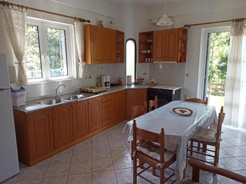 A kitchen or kitchenette at Happy Days Apartment