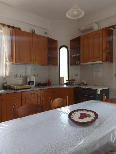 A kitchen or kitchenette at Happy Days Apartment