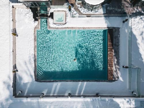 una vista sulla piscina nella neve di Hôtel Mont-Blanc Chamonix a Chamonix-Mont-Blanc