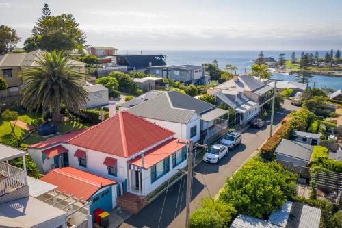 - une vue aérienne sur une petite ville avec des maisons dans l'établissement Cosy coastal cottage- Allwood Harbour, à Kiama