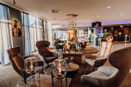 a salon with chairs and tables in a room at Mercure Hotel Hamburg City in Hamburg