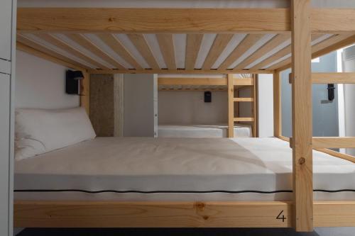 Tempat tidur dalam kamar di Ekoos Hostel, Bilbao Eko Hostel