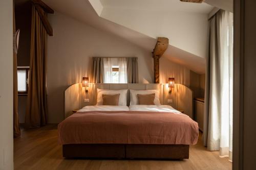 A bed or beds in a room at Leuchtenburg am See