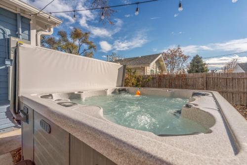 Φωτογραφία από το άλμπουμ του Hot tub, Quiet 3 Bedroom, Close to Downtown, WFH σε Wheat Ridge