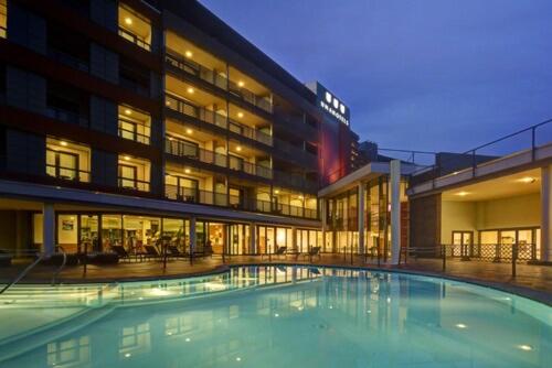 una gran piscina frente a un edificio en UNAHOTELS Varese, en Varese