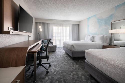 Кровать или кровати в номере Courtyard by Marriott Las Vegas Convention Center