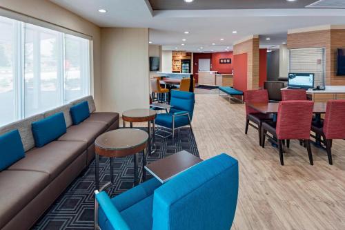 Ruang duduk di TownePlace Suites by Marriott Baton Rouge Port Allen