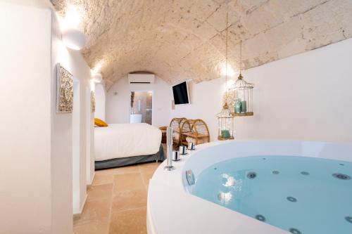 Una cama o camas en una habitación de Apulia Charming Suites - Casa Lonfo Suite Sole