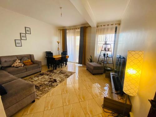 Khu vực ghế ngồi tại J&R - Lovely two bedroom apartment in Jinja.