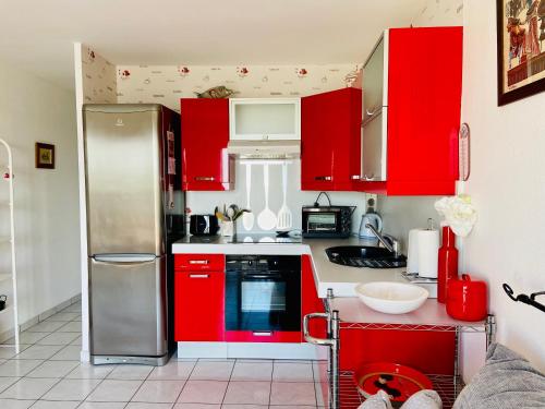 Una cocina o kitchenette en La mer qu’on voit danser….