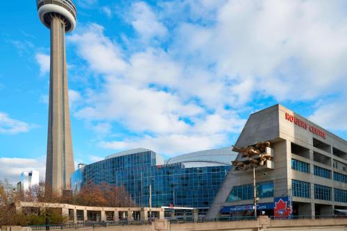 uma vista para um edifício com uma torre ao fundo em Toronto Marriott City Centre Hotel em Toronto