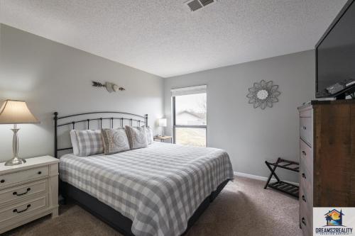 - une chambre avec un lit, une fenêtre et une commode dans l'établissement 1BR Walk-In Condo at Pointe Royal - 2 Pools - FREE ATTRACTION TICKETS INCLUDED -PR42-16, à Branson