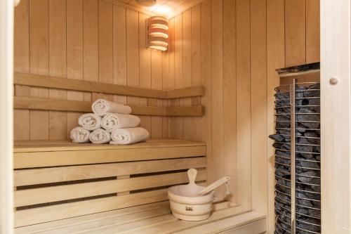 - un sauna avec des serviettes et un bouquet de serviettes dans l'établissement Apartament Czorsztyn, à Kluszkowce