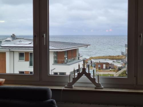 ein Fenster mit Meerblick in der Unterkunft Heiligenhafen Ostseeblick Aquamarina 57 in Heiligenhafen