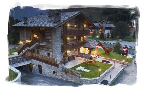 an overhead view of a house with a roof at Hotel Bellevue in Champoluc