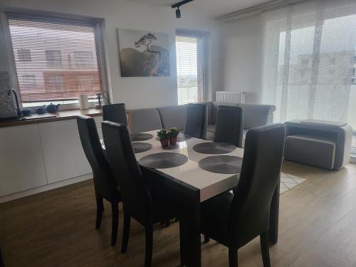 ein Esszimmer mit einem Tisch und Stühlen in der Unterkunft Apartament MAJA (przy Aquaparku w Redzie) in Rumia