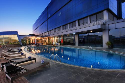 una gran piscina frente a un edificio en Swiss-Belhotel Cirebon, en Cirebon