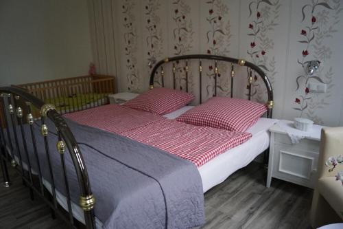 - une chambre avec un lit et 2 oreillers rouges dans l'établissement Landhaus Eickhof, à Niederhaverbeck