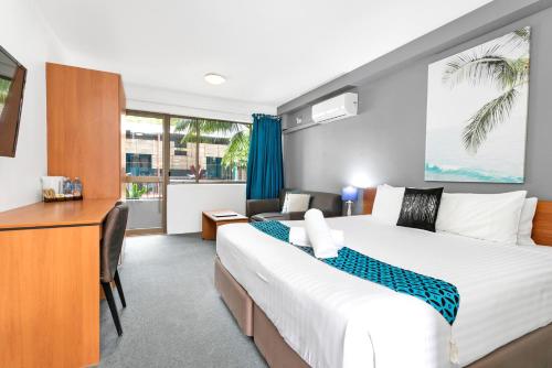 Cama ou camas em um quarto em Peninsula Nelson Bay Motel and Serviced Apartments