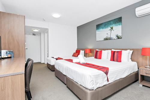 Cama ou camas em um quarto em Peninsula Nelson Bay Motel and Serviced Apartments