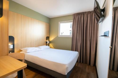 Llit o llits en una habitació de B&B HOTEL Bordeaux Mérignac Aéroport